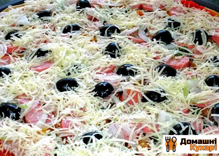 Піца з сосисками і маслинами - фото крок 3