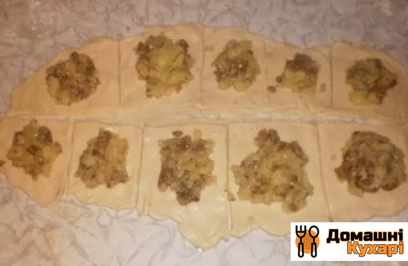 Пиріжки з листкового тіста з грибами і картоплею - фото крок 9