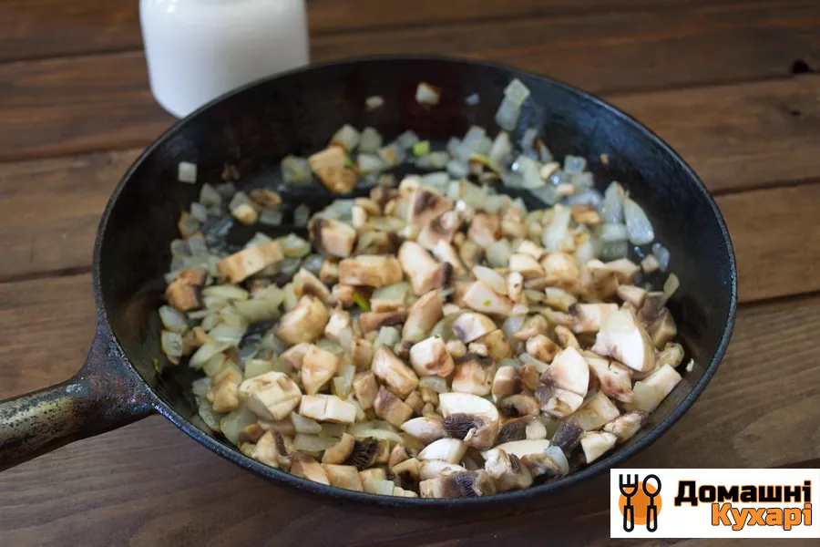 Пиріжки з листкового тіста з грибами і куркою - фото крок 3