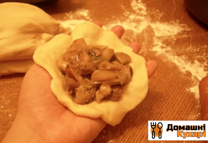 Пиріжки з грибами в духовці - фото крок 7