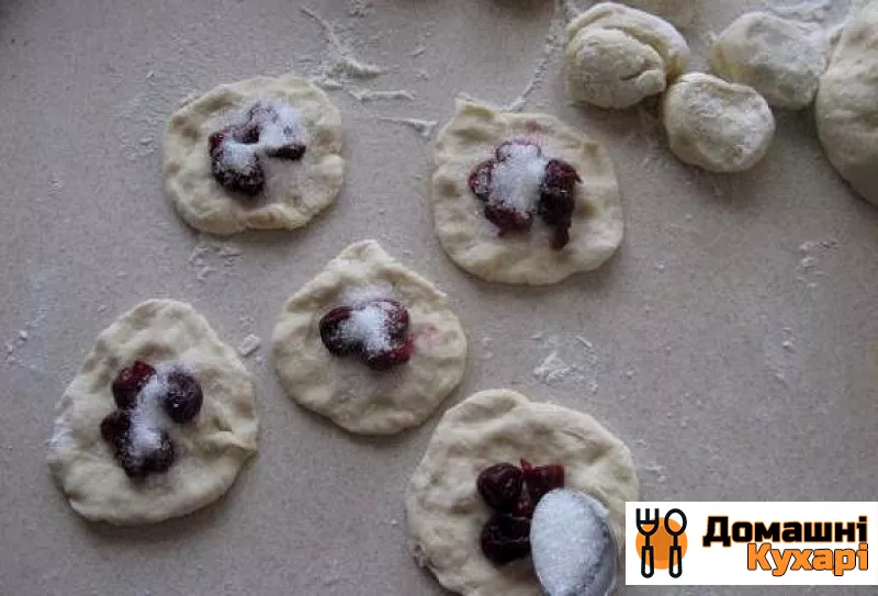 Пиріжки з вишнею на кефірі - фото крок 9