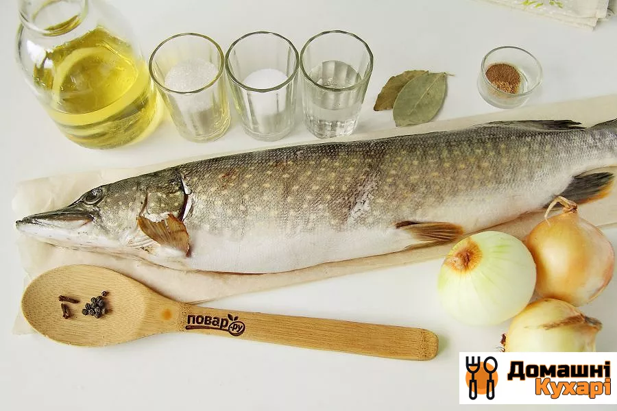 Риба маринована в оцті з цибулею - фото крок 1