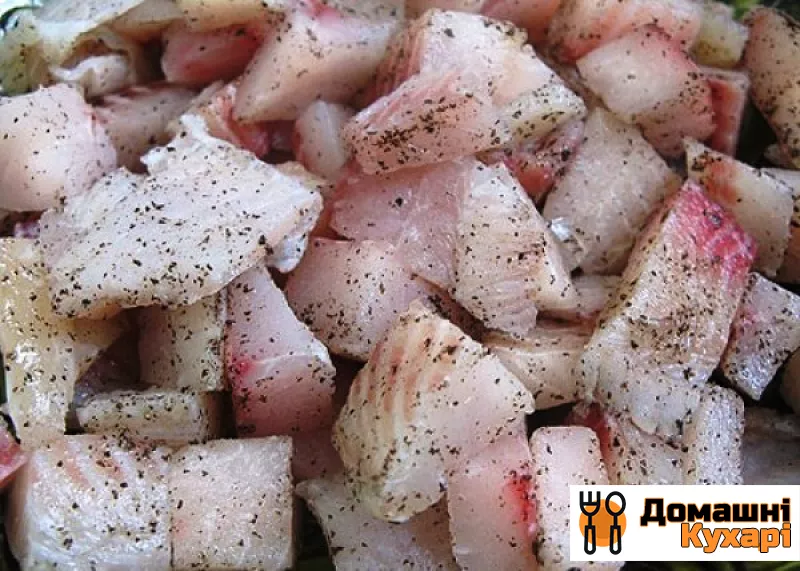 Риба з картоплею, запечені під майонезом - фото крок 1