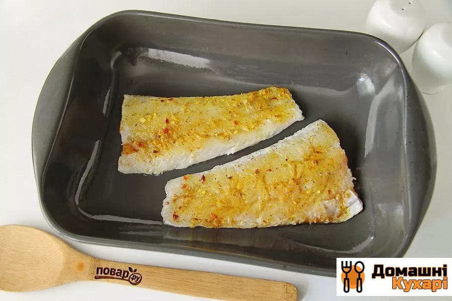 Риба з морквою і цибулею в духовці - фото крок 5