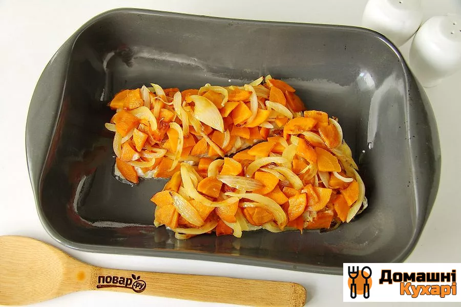 Риба з морквою і цибулею в духовці - фото крок 7