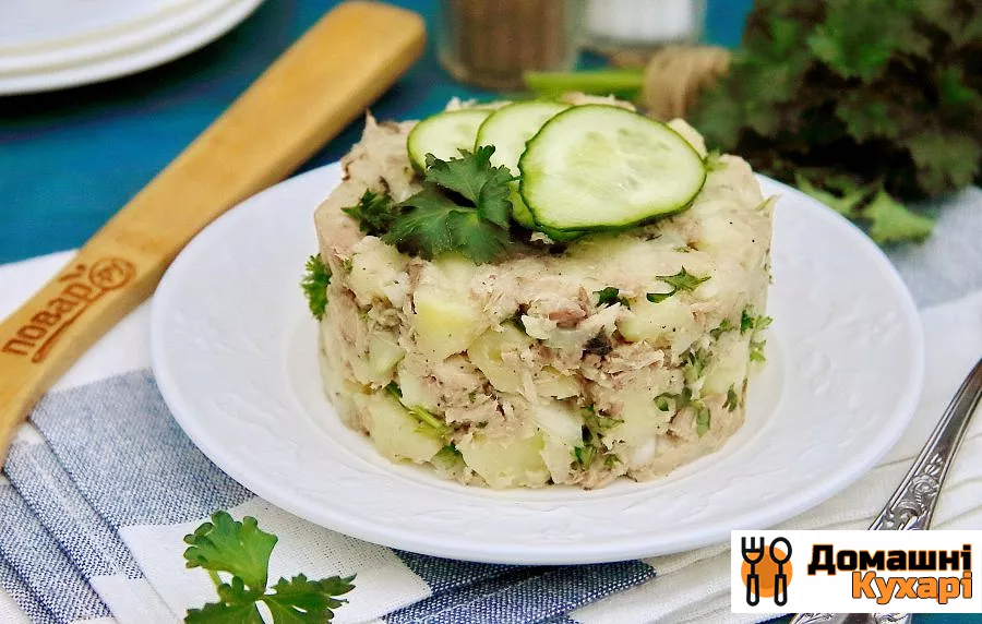 Рибний салат з консервів з картоплею - фото крок 7
