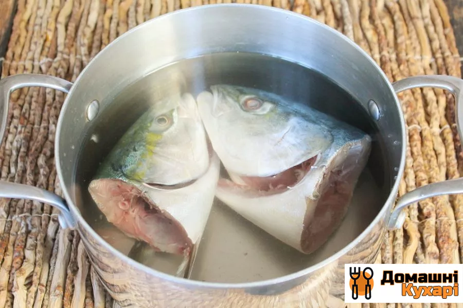 Рибний суп з голови желтохвост і овочів - фото крок 2