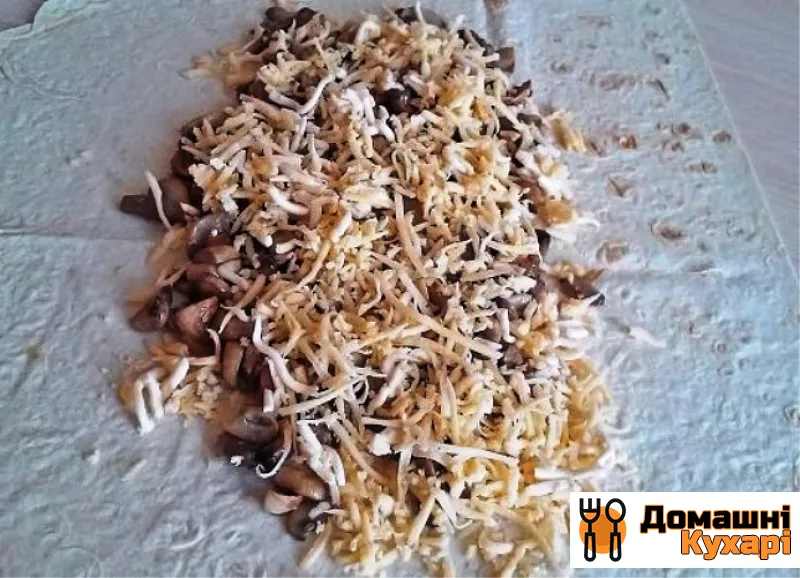 Рулет з лаваша з плавленим сиром і грибами - фото крок 3
