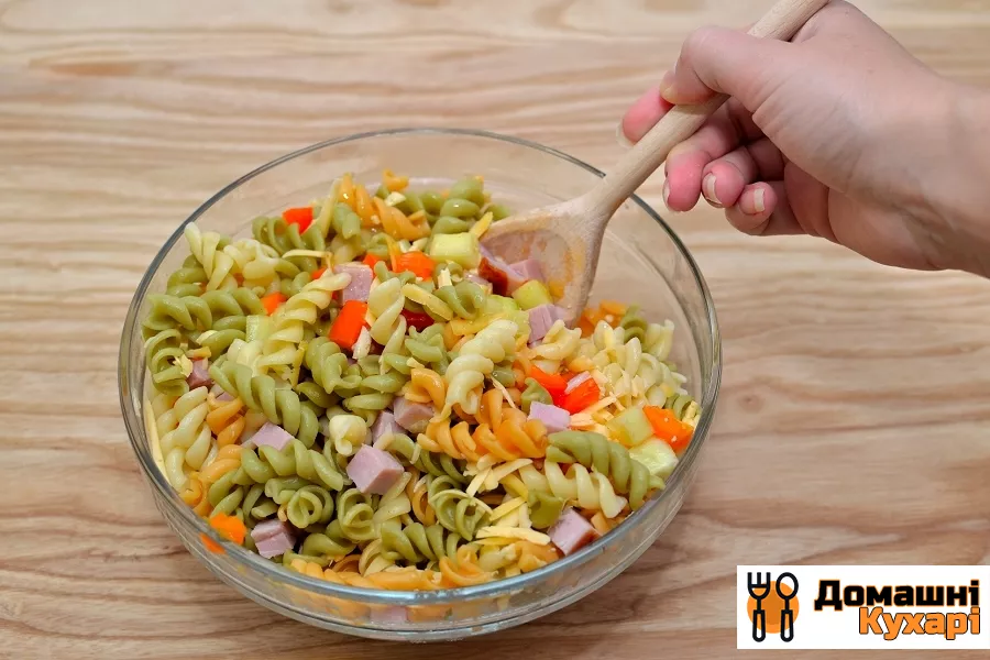 Салат з кольорових макаронів - фото крок 4