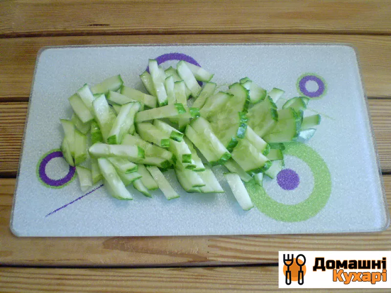 Салат із крабових паличок з огірком - фото крок 2
