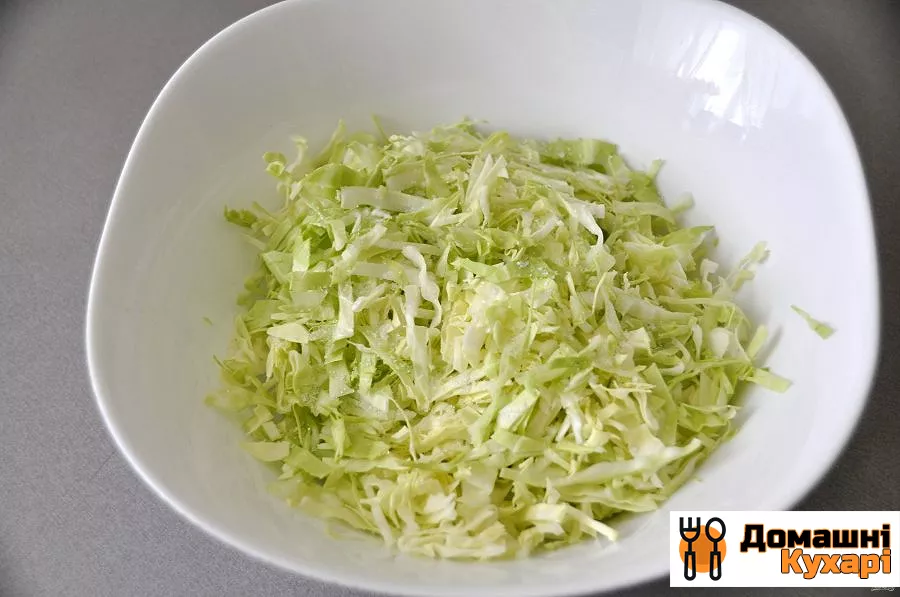 Салат из молодой зелёной капусты - фото крок 2