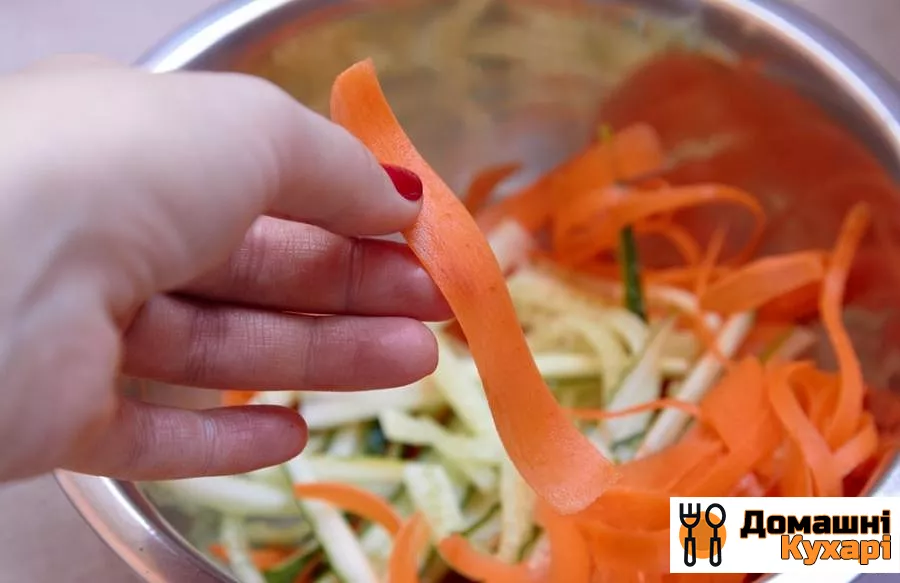 Салат з моркви і огірка - фото крок 2