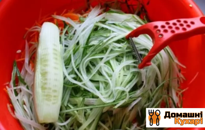 Салат из огурцов и морковки на зиму - фото крок 4