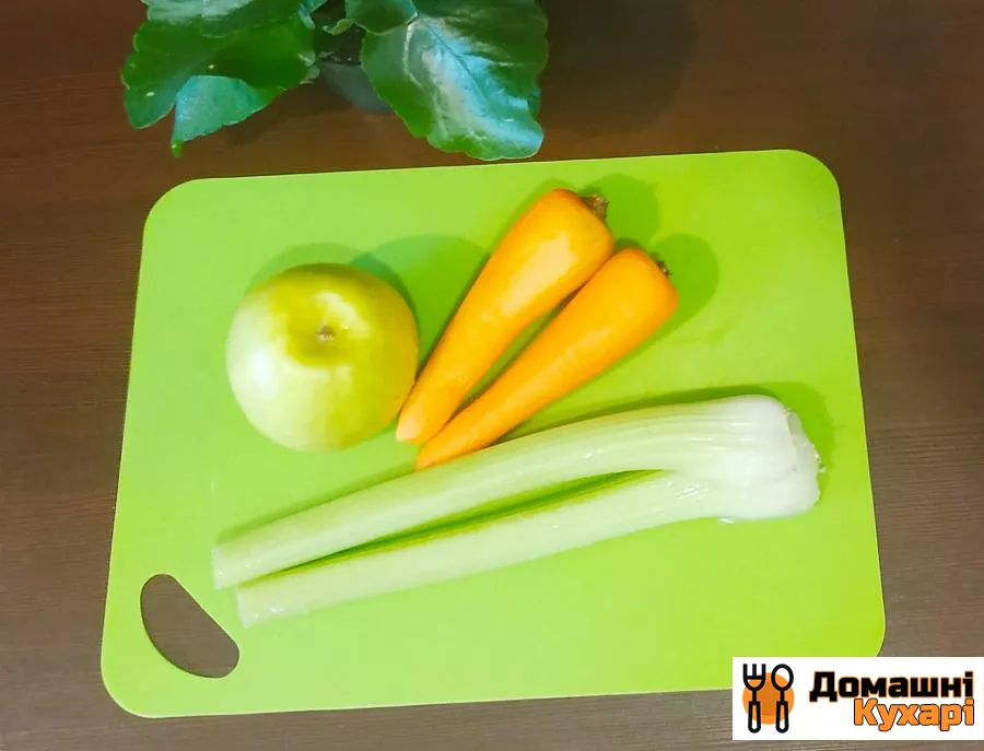 Салат з яблук, моркви і селери - фото крок 1