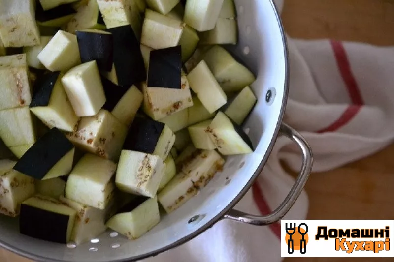 Салат з запечених баклажанів з волоськими горіхами - фото крок 1