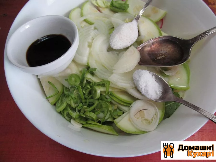 Салат по-корейськи з капусти з редисом і кабачком - фото крок 6