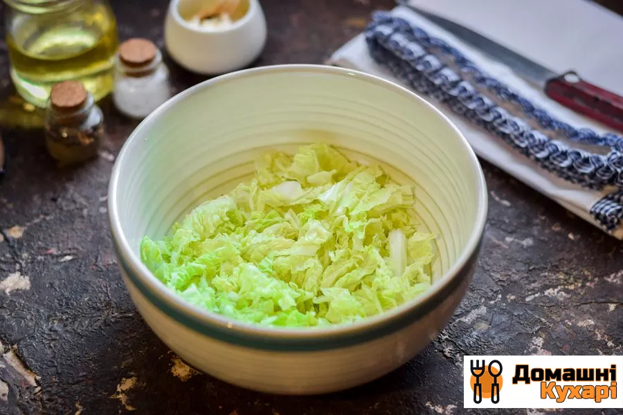 Салат з бринзою і капустою - фото крок 2