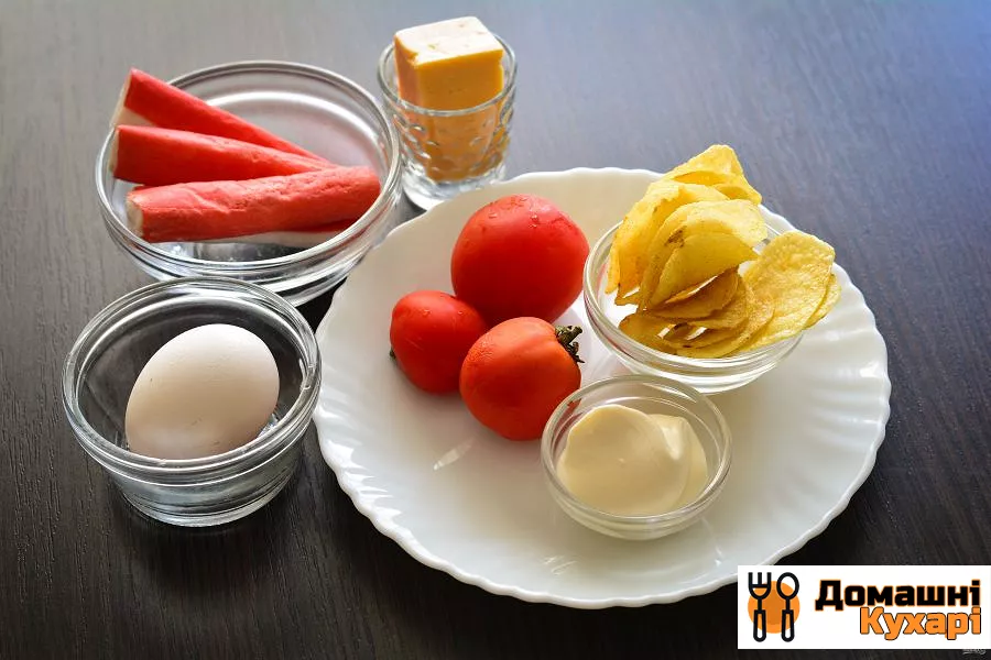 Салат з чіпсами, крабовими паличками і помідорами - фото крок 1