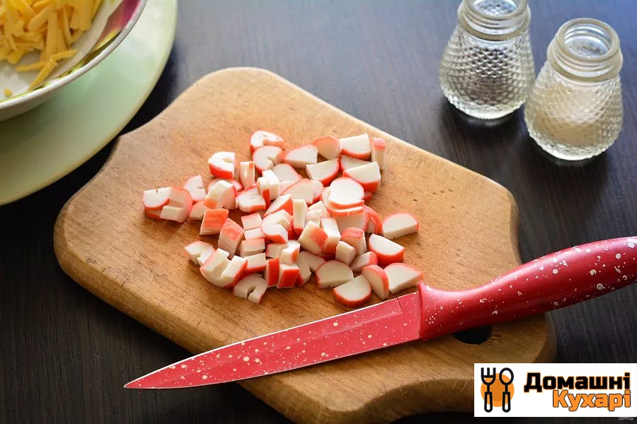Салат з чіпсами, крабовими паличками і помідорами - фото крок 3