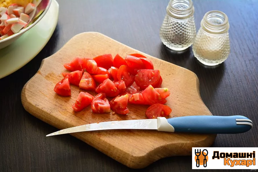 Салат з чіпсами, крабовими паличками і помідорами - фото крок 4