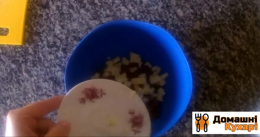 Салат з квасолею та сухариками за 5 хвилин - фото крок 2