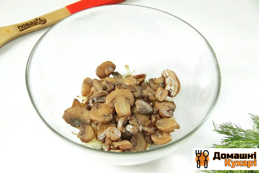 Салат з грибами і крабовими паличками - фото крок 3
