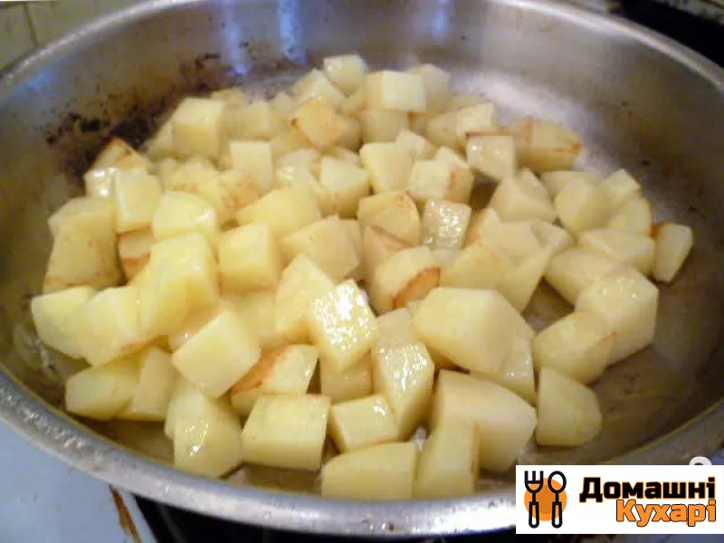 Салат зі смаженою картоплею - фото крок 2
