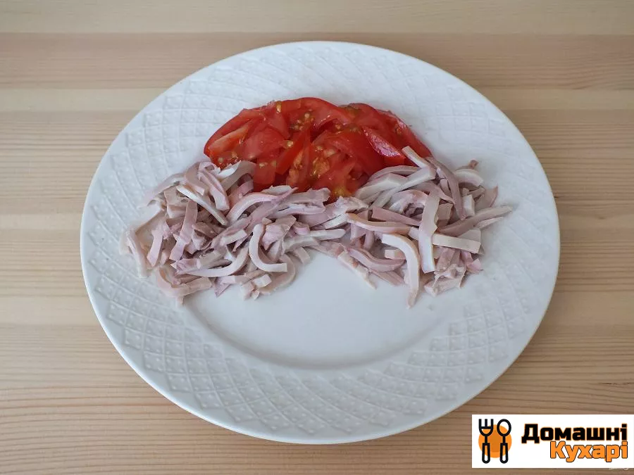 Салат з кальмарами, помідорами і перцем - фото крок 4