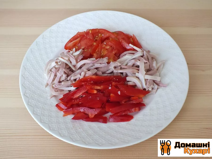Салат з кальмарами, помідорами і перцем - фото крок 5