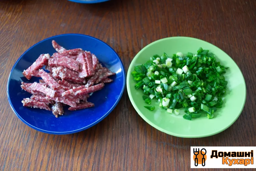 Салат з ковбасою і огірком - фото крок 1