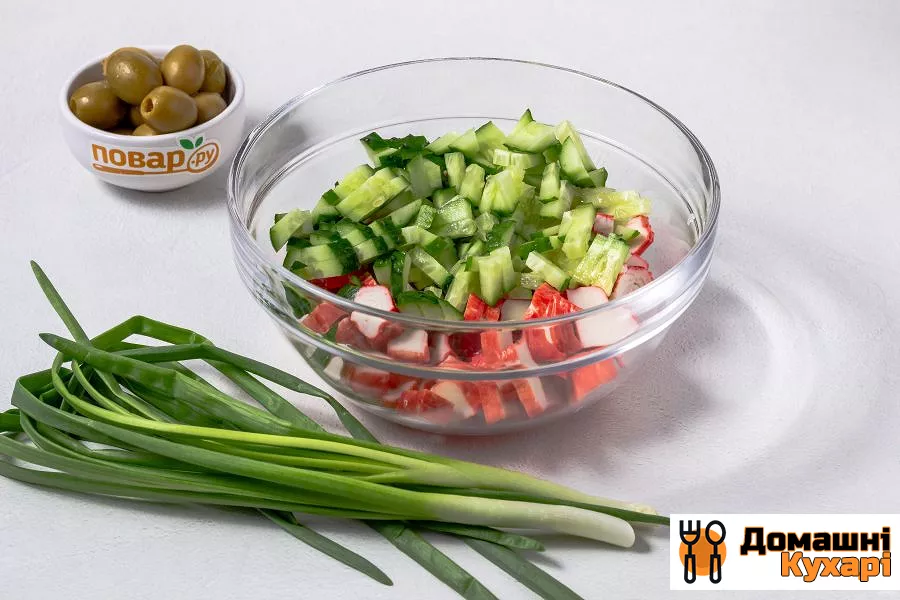 Салат з крабовими паличками і оливками - фото крок 2