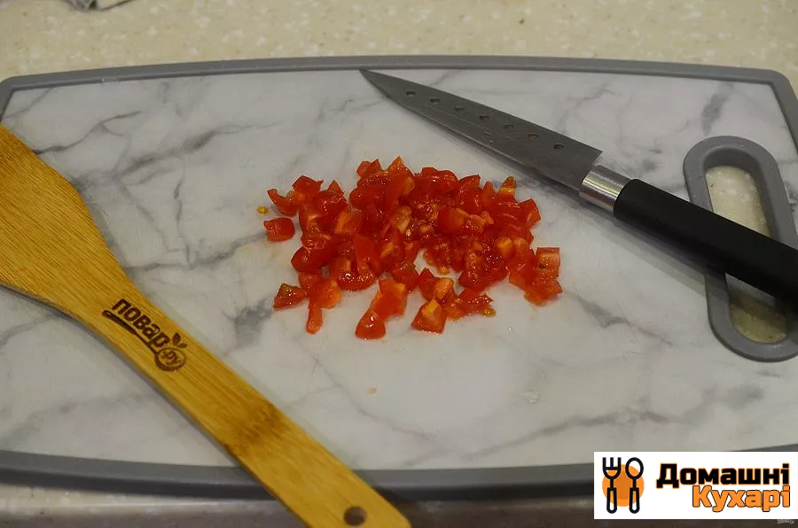 Салат з крабовими паличками і помідорами - фото крок 3