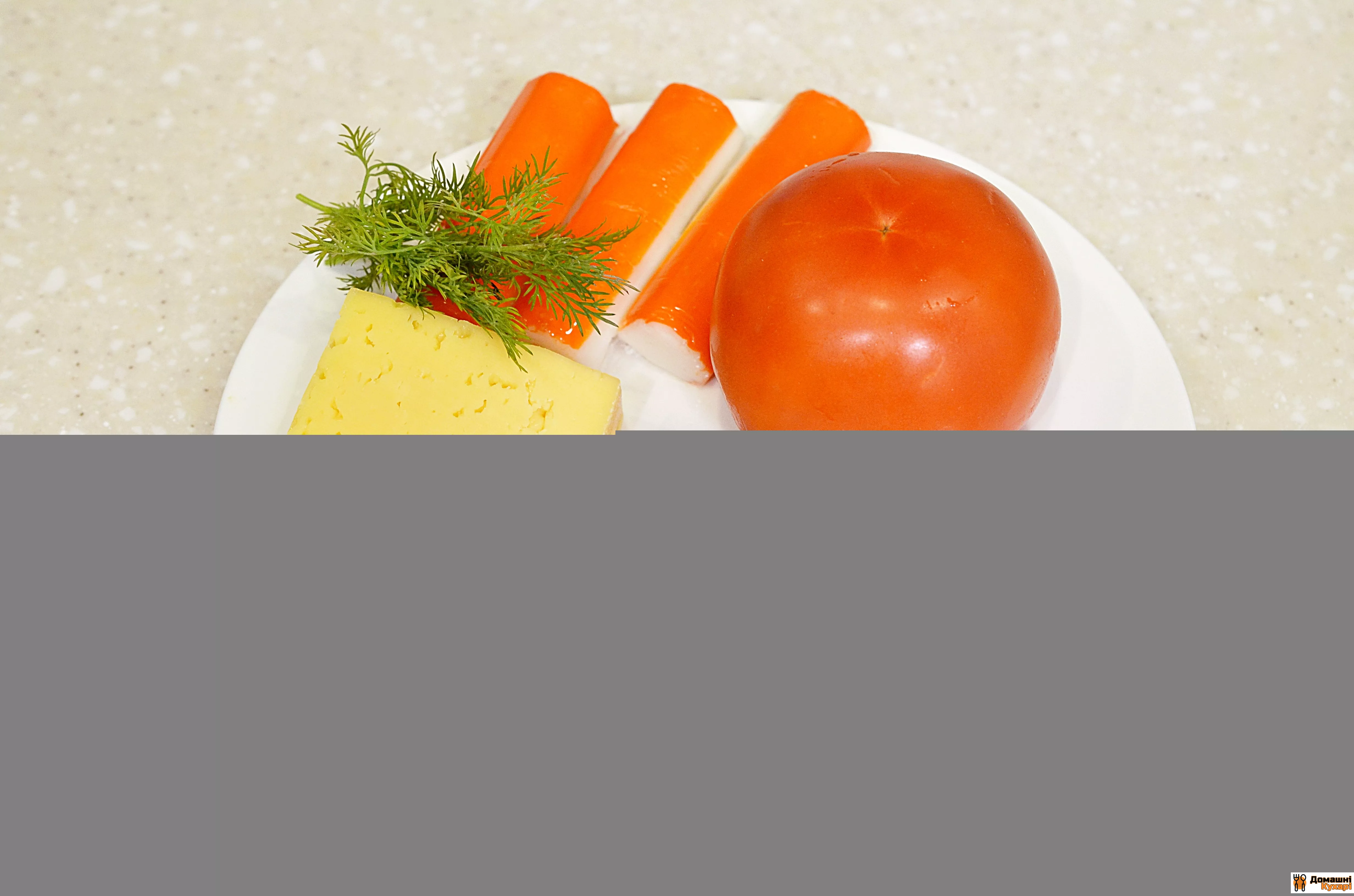 Салат з крабовими паличками, помідорами і сиром - фото крок 1
