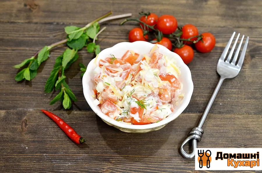Салат з крабовими паличками, помідорами і сиром - фото крок 6