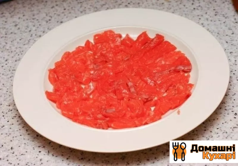 Салат з червоною рибою шарами - фото крок 5