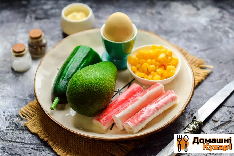 Салат з кукурудзою, авокадо і крабовими паличками - фото крок 1