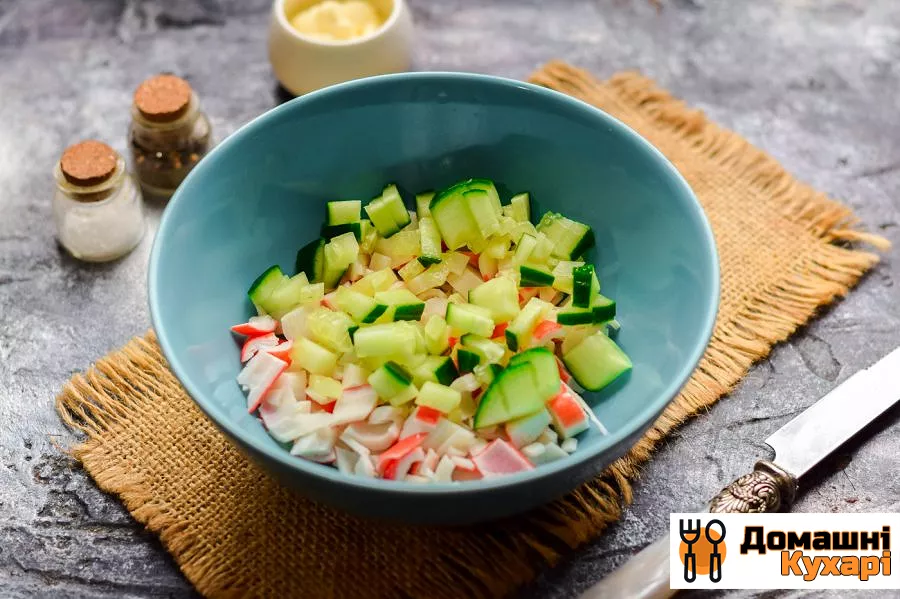 Салат з кукурудзою, авокадо і крабовими паличками - фото крок 3