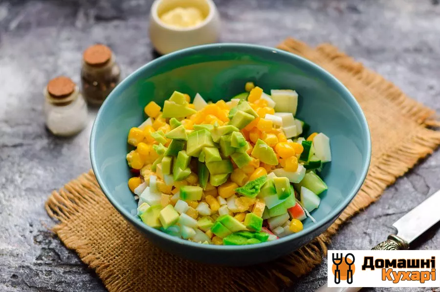 Салат з кукурудзою, авокадо і крабовими паличками - фото крок 5