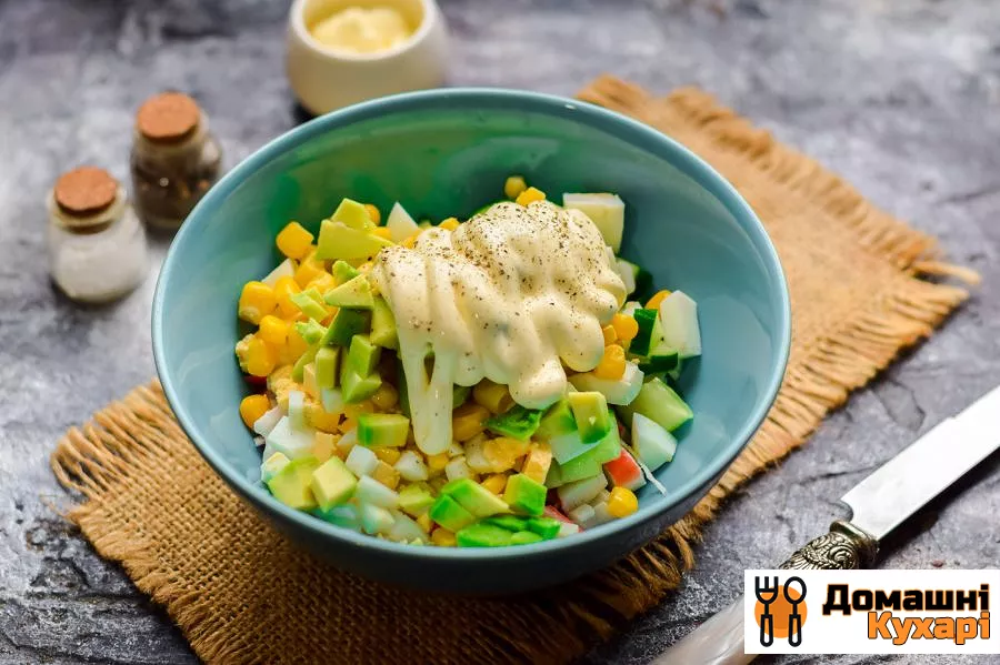 Салат з кукурудзою, авокадо і крабовими паличками - фото крок 6