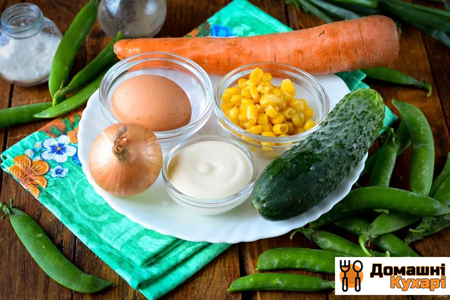 Салат з кукурудзою, горошком і огірком - фото крок 1