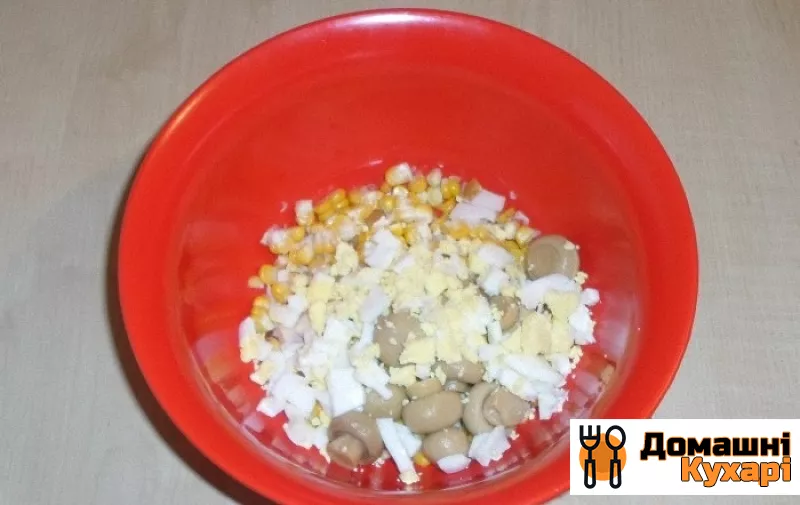Салат з кукурудзою і солоними грибами - фото крок 3