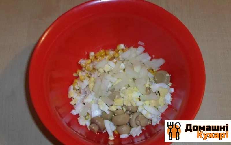Салат з кукурудзою і солоними грибами - фото крок 4