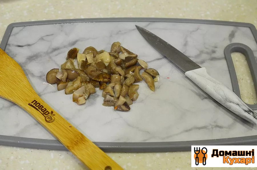 Салат з маринованими грибами - фото крок 2