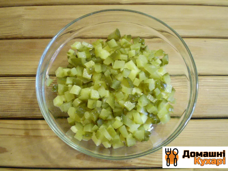 Салат з маринованими огірками - фото крок 4