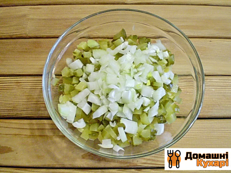 Салат з маринованими огірками - фото крок 5