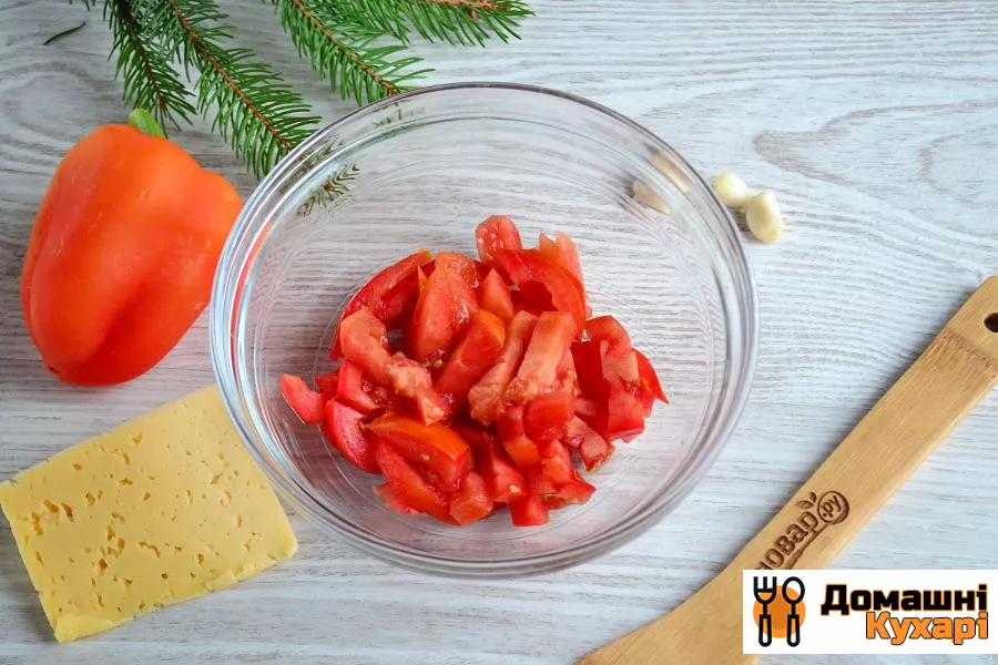 Салат з перцем, помідорами і крабовими паличками - фото крок 2