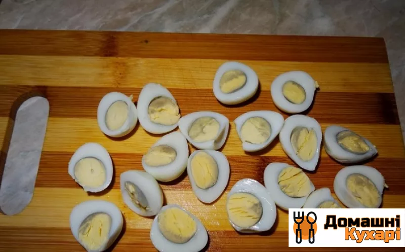 Салат з перепелиними яйцями і тунцем - фото крок 3
