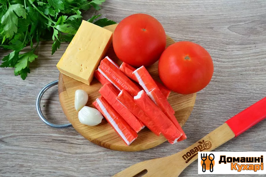 Салат з помідорами, крабовими паличками, сиром і часником - фото крок 1