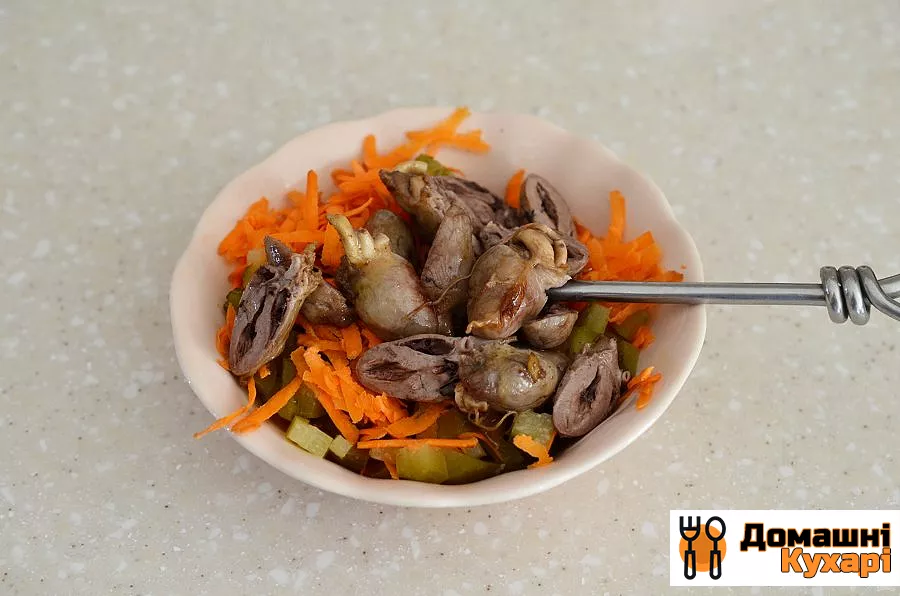 Салат з сердечками, морквою і цибулею - фото крок 8
