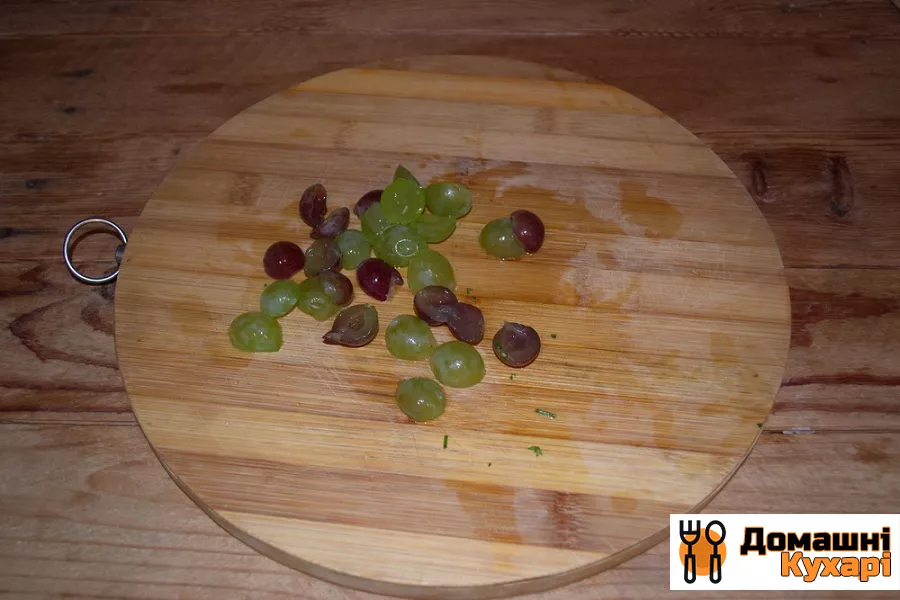Салат з виноградом, сиром і часником - фото крок 3
